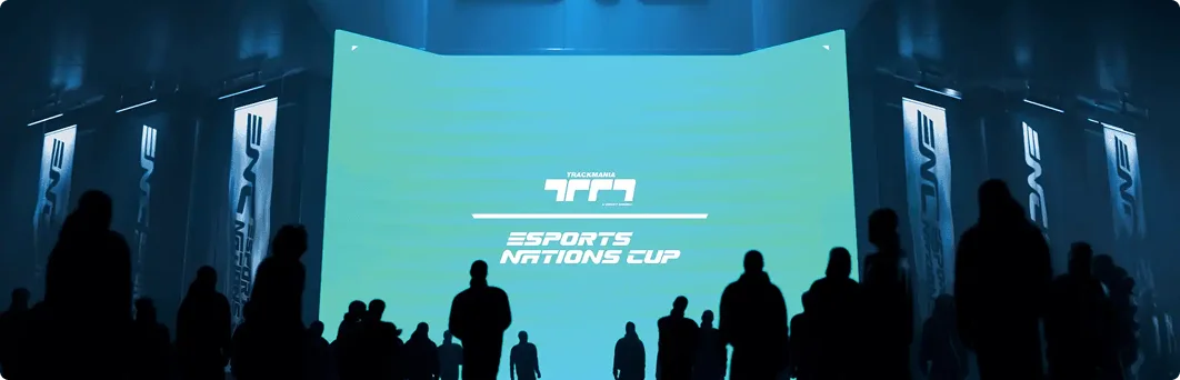 Een podium voor een esports-toernooi met een groot scherm, evenementbranding en een publiek dat naar het live esports-evenement kijkt.