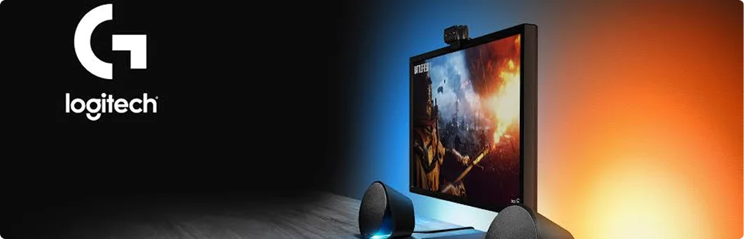Een gamingopstelling van Logitech met een monitor waarop een actiespel te zien is, gamingaccessoires en een donkeroranje en zwarte achtergrond.